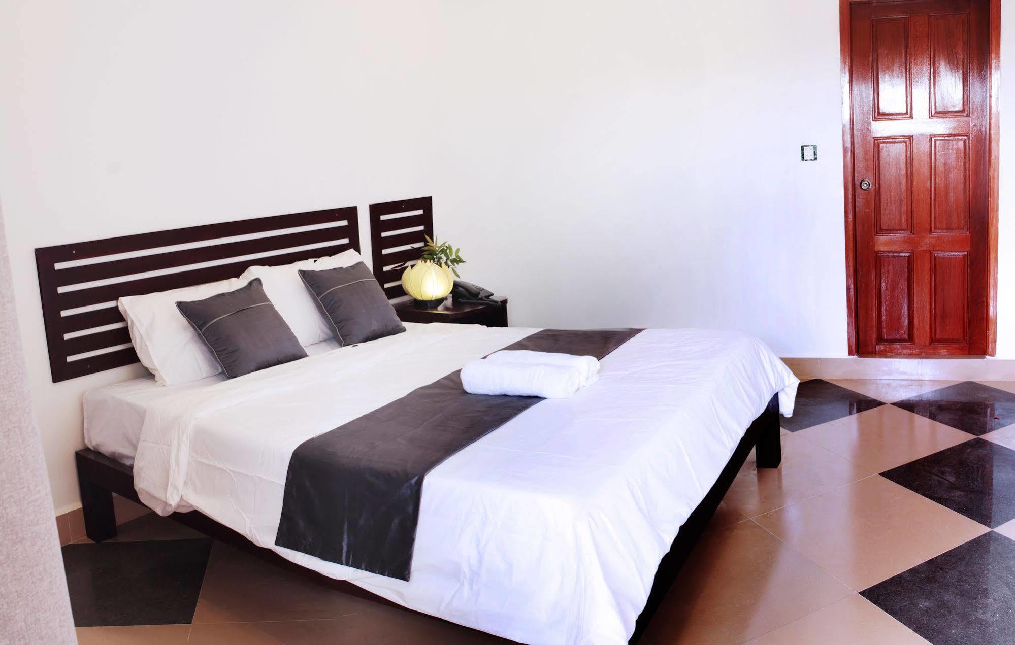 Aime House & Niisaii Apartment Phnom-Penh Buitenkant foto