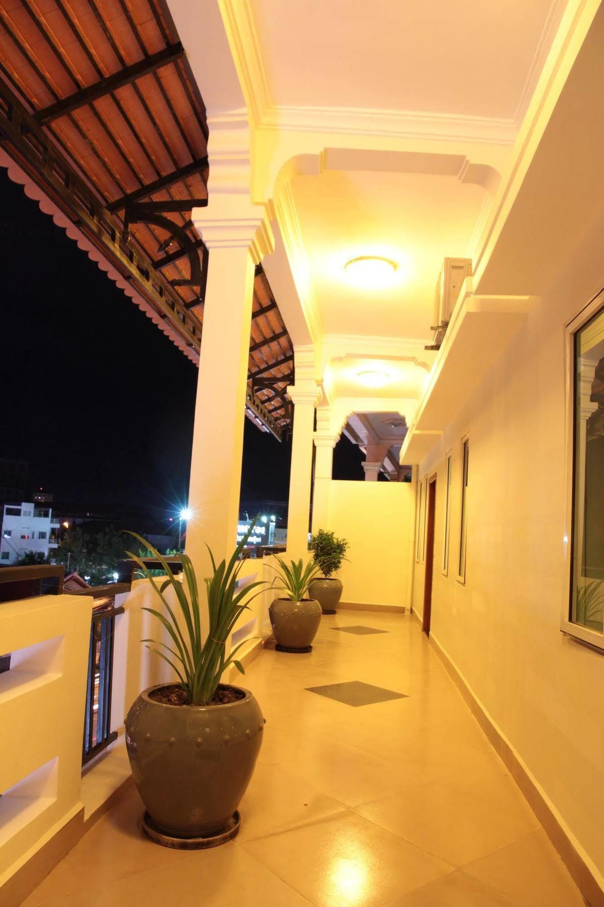 Aime House & Niisaii Apartment Phnom-Penh Buitenkant foto